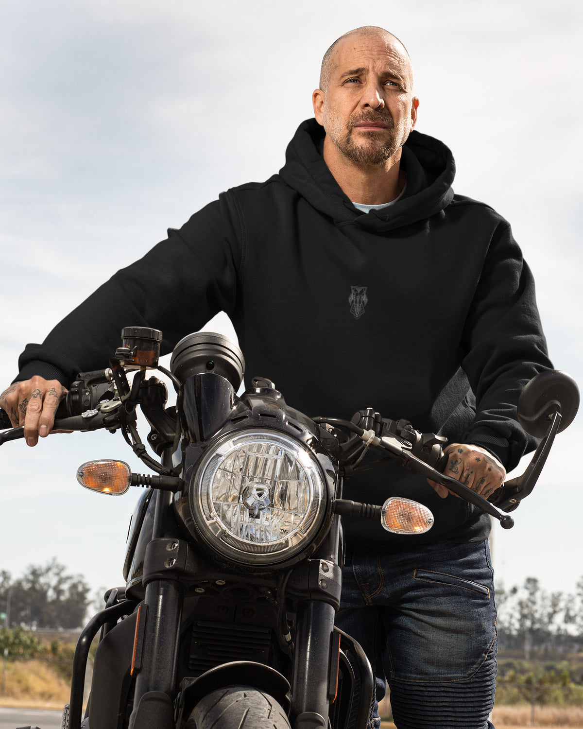 Metalhead Hoodie schwarz, Vorderseite getragen