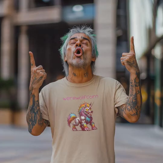 Werewolfcorn T-Shirt: Mann im Einhorn-Shirt jubelt mit erhobenen Armen (Loop)