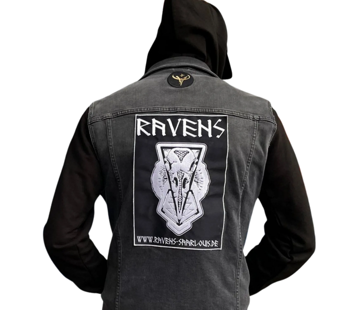 Person mit Ravens-Kutte und Backpatch, von hinten (freigestellt)