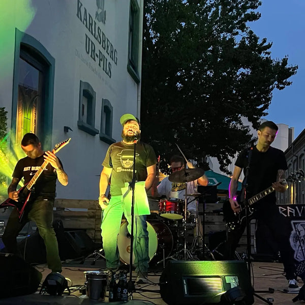 Hivebvrn live beim Ravens 7. Himmel, Open-Air-Bühne in grünem Licht