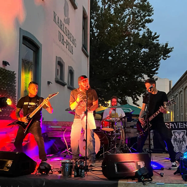 Hivebvrn live auf der Open-Air-Bühne vor dem Ravens 7. Himmel