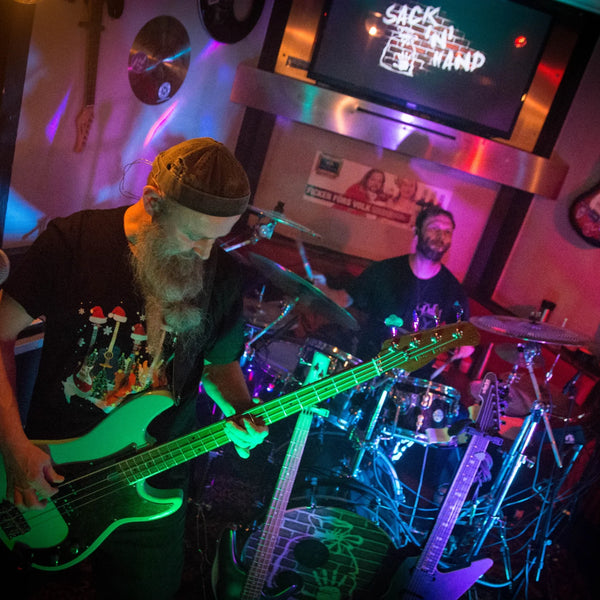Sack'n'Hand live im Ravens 7. Himmel, Bass und Schlagzeug