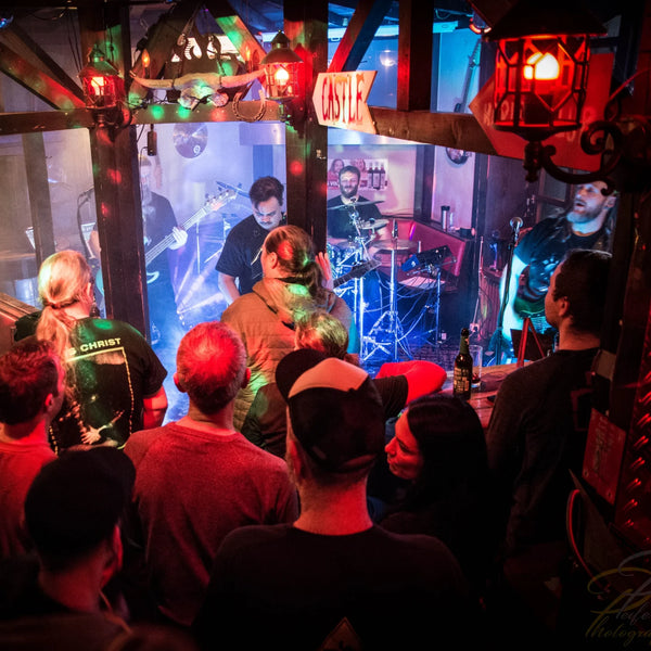 Sack'n'Hand live im Ravens 7. Himmel, Publikum vor der Bühne