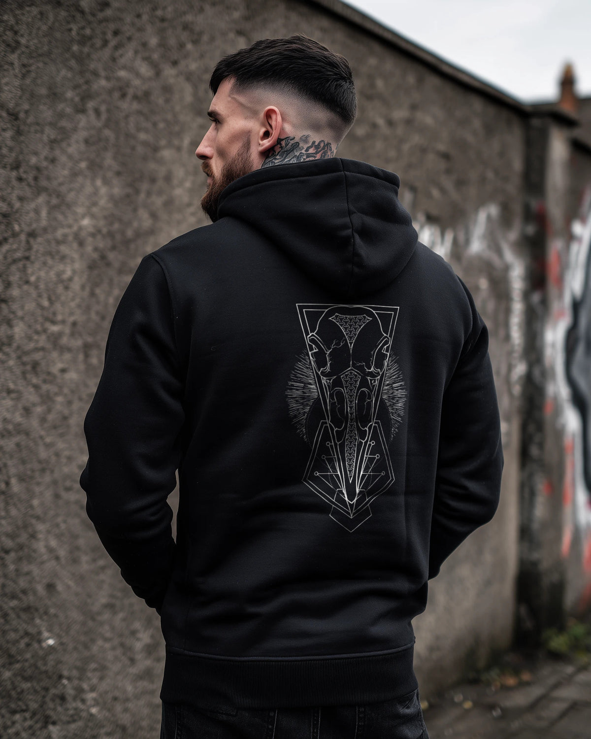 Ravens Vertex Hoodie schwarz, Rückenmotiv getragen