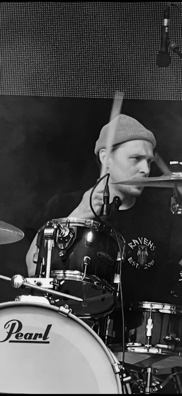 Drummer von Tiefgang im Ravens-Shirt live auf der Emmes 2026
